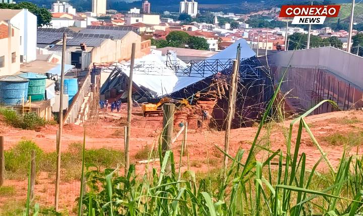 Cobertura de galpão em construção desaba em Santa Rita do Sapucaí.