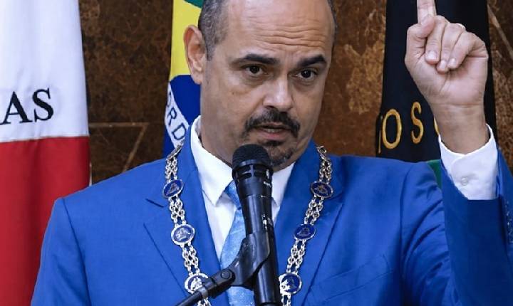 Críticas marcam atuação de Simões