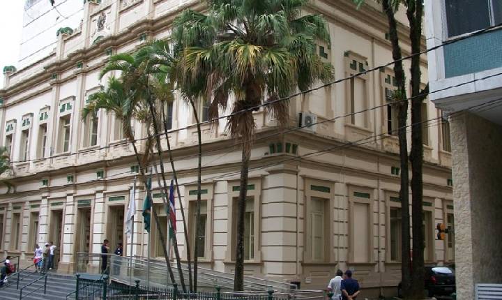 JF faz homenagens e inclui Bolsonaro