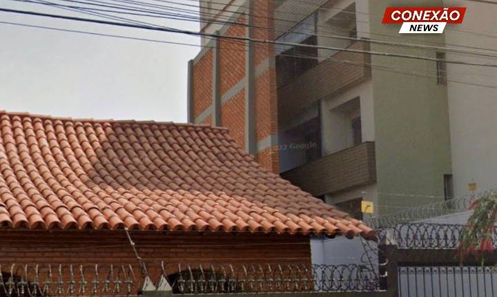 Morador constrói muro gigante após prédio tirar privacidade de sua família.