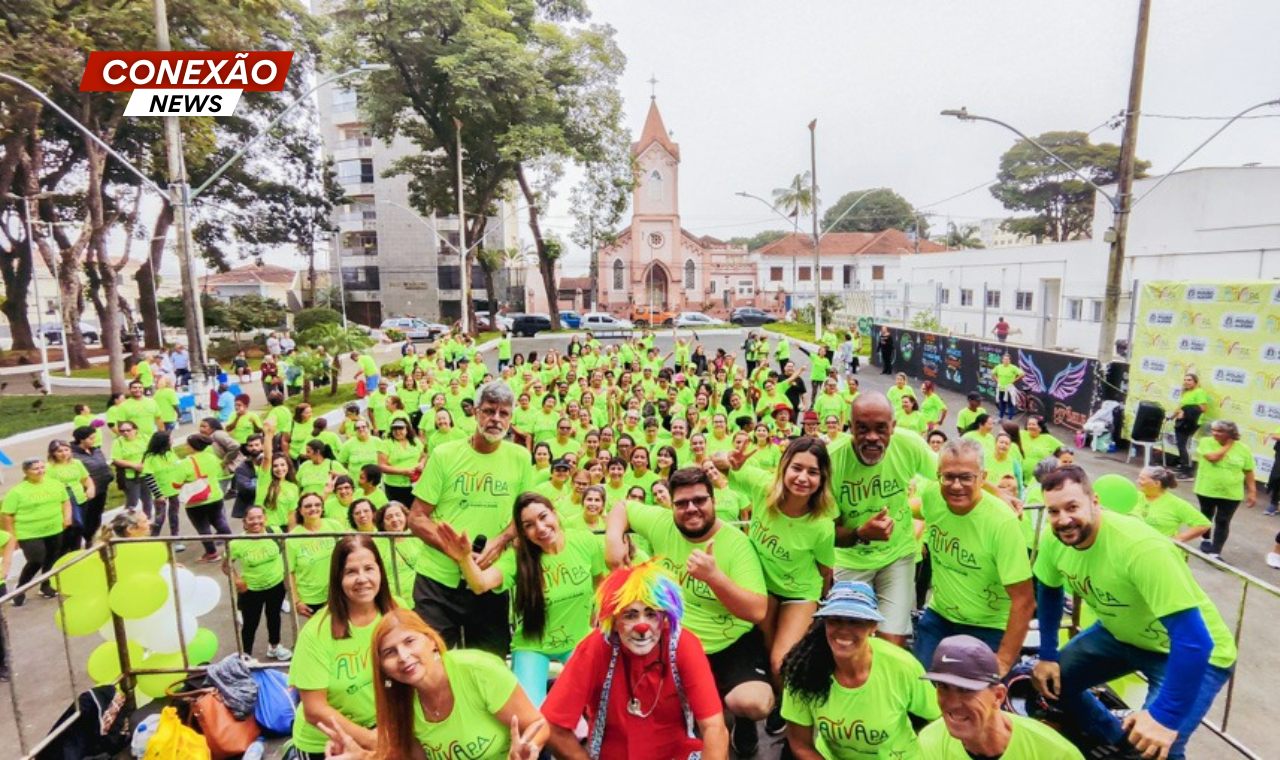 Centenas de pessoas participam de aulão de ginástica na Praça João Pinheiro, nesta quinta (11).