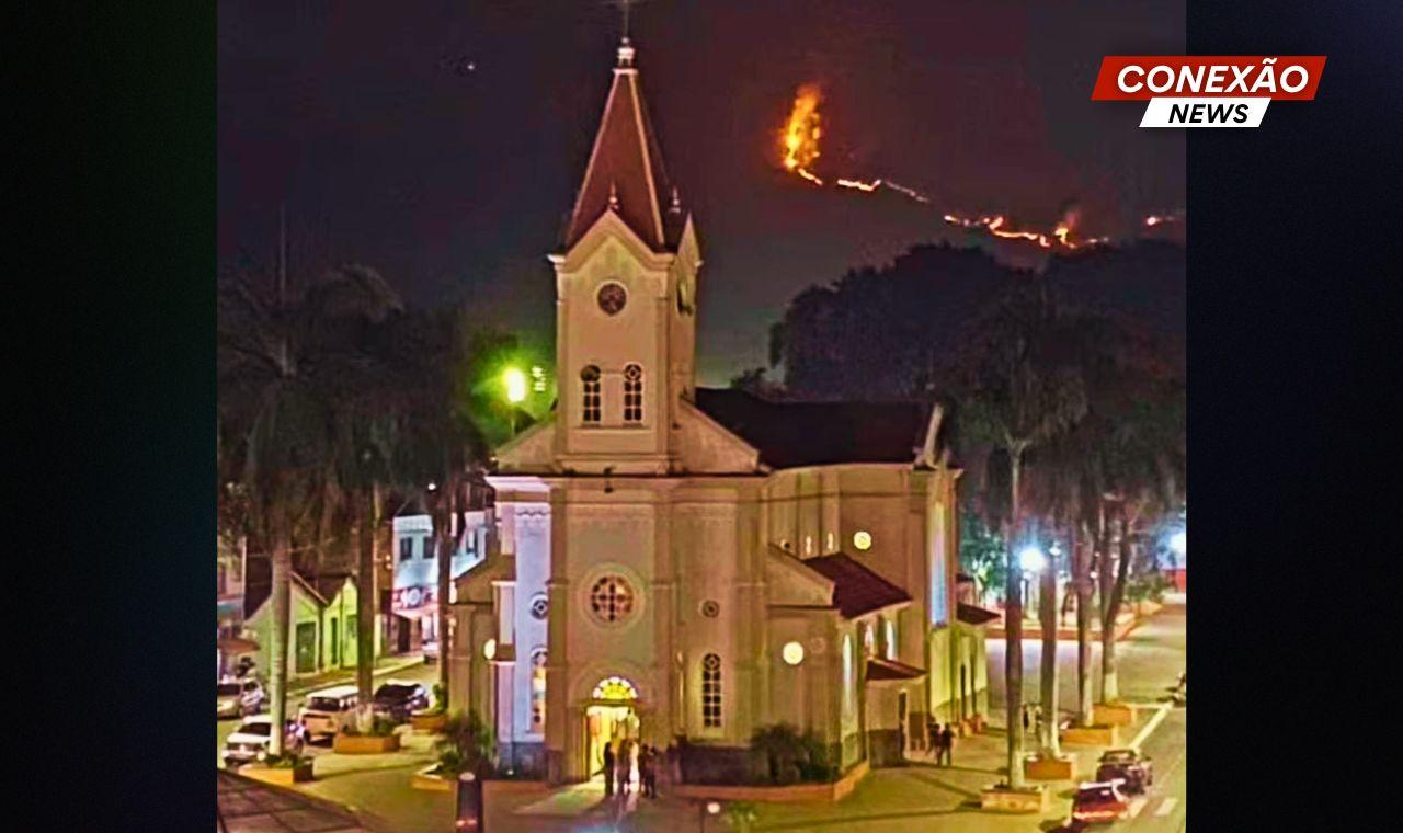 Incêndio muda paisagem na serra de São Sebastião da Bela Vista (MG).
