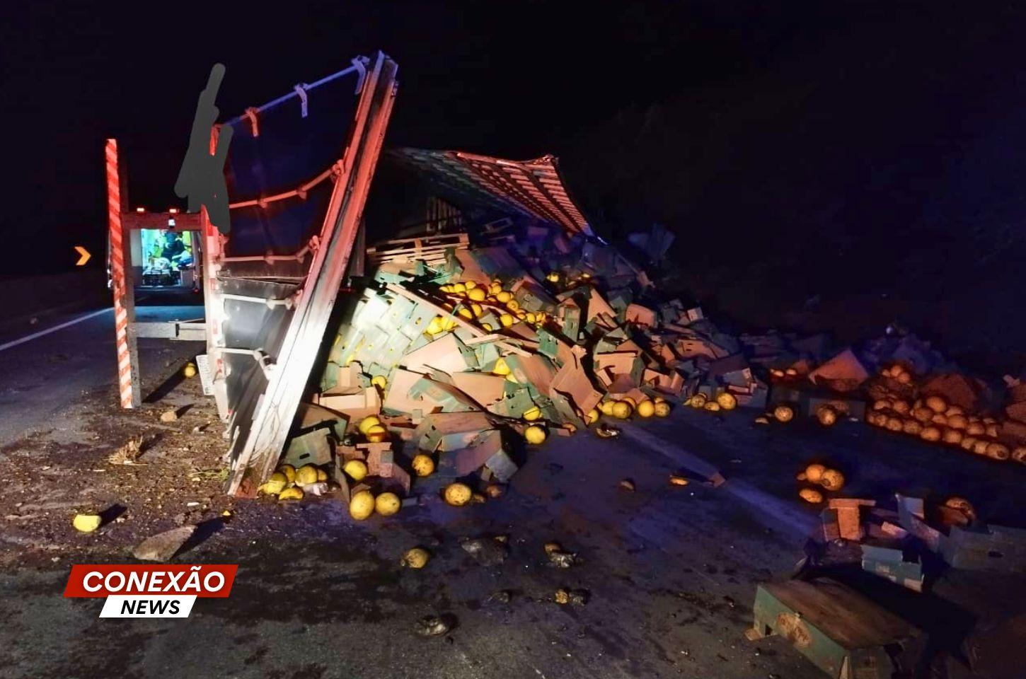Motorista fica preso às ferragens e gravemente ferido após carreta com melões tombar na Fernão Dias, em Careaçu (MG).