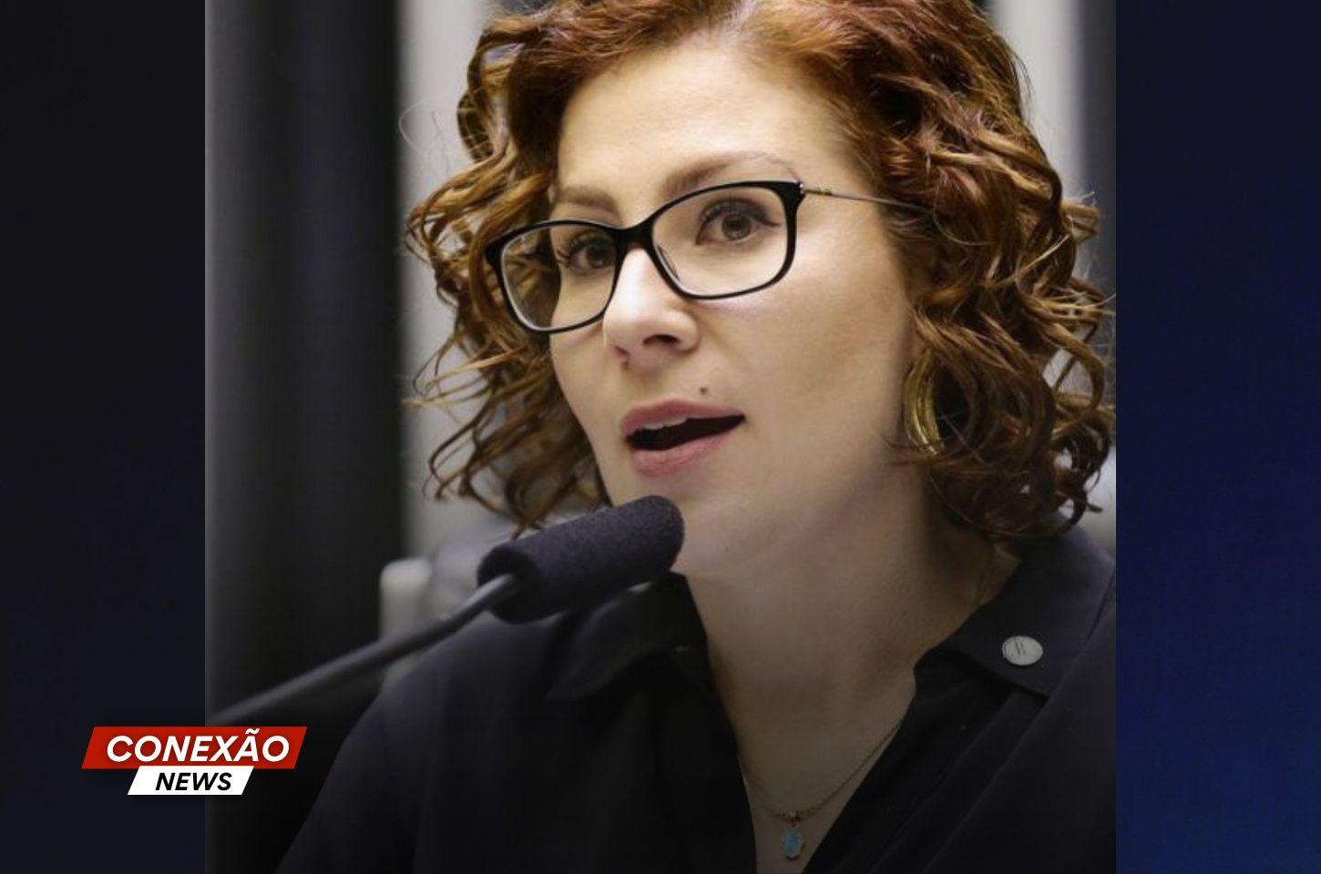 Carla Zambelli deixa o Brasil após condenação e diz que pedirá licença do mandato.