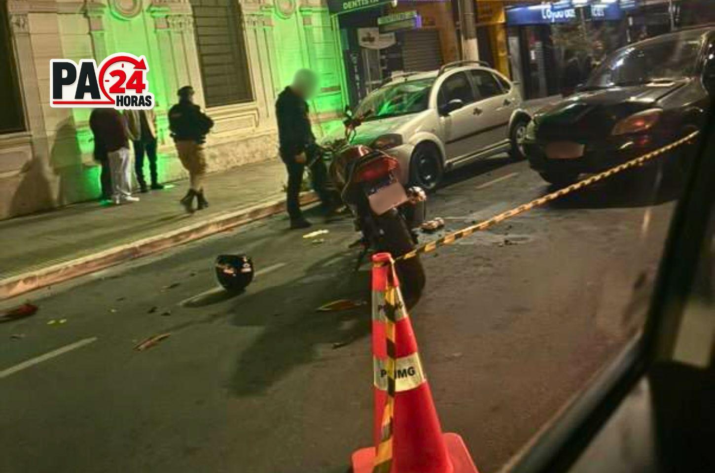 Motociclista fica inconsciente após bater de frente com carro na Av. Doutor Lisboa, em Pouso Alegre (MG).