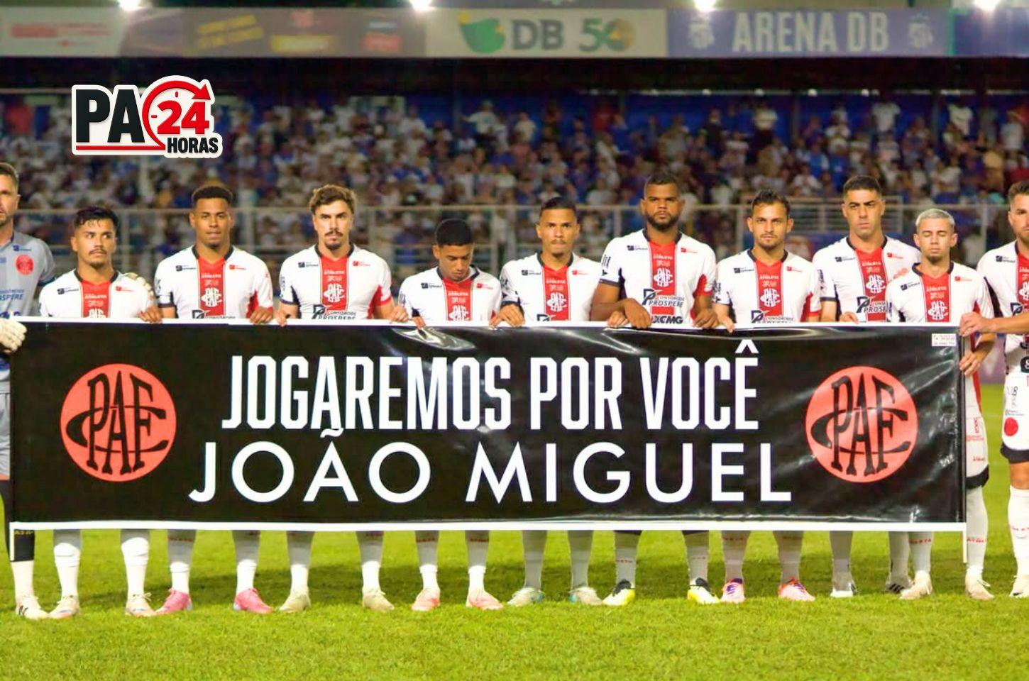 Jogadores do Pouso Alegre prestam homenagem a João Miguel antes de jogo do Campeonato Mineiro contra a URT, em Patos de Minas.