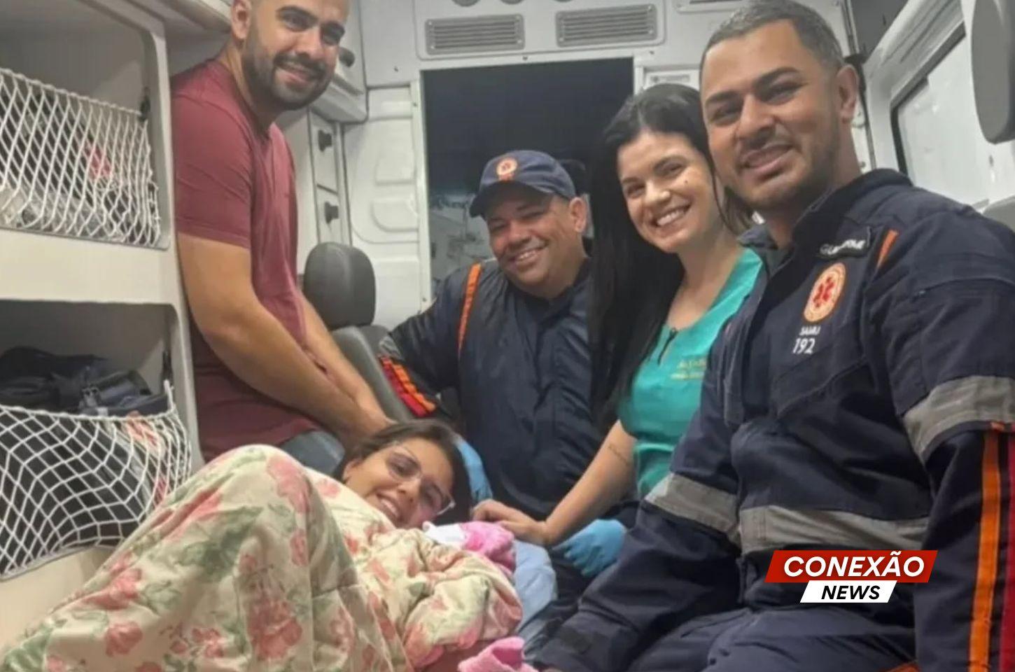 Mulher dá à luz em casa com ajuda da equipe do SAMU.