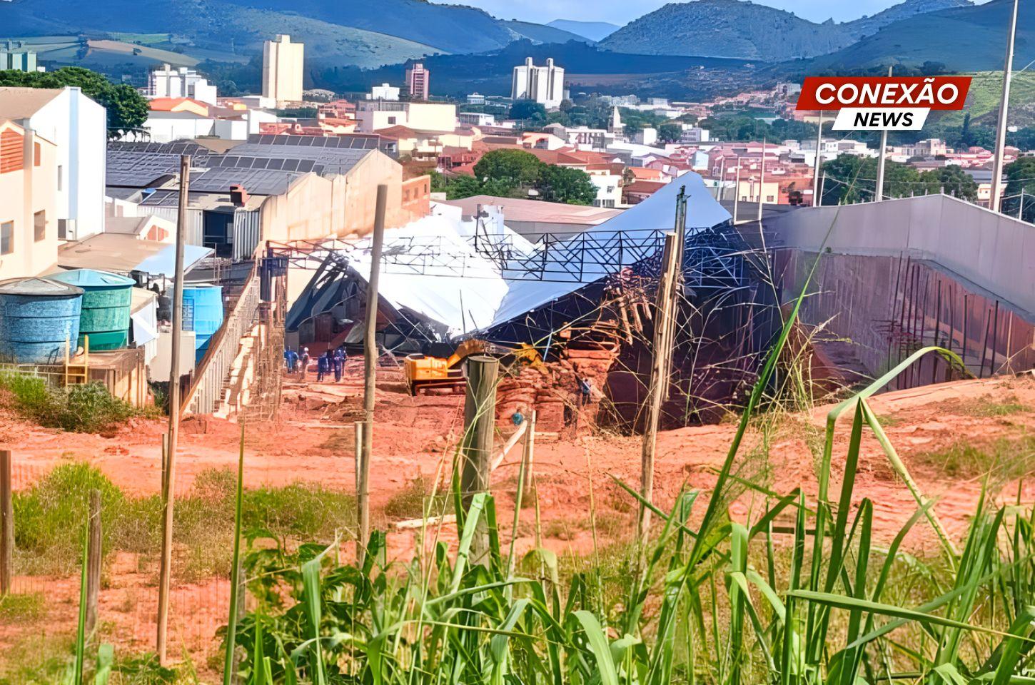 Cobertura de galpão em construção desaba em Santa Rita do Sapucaí.